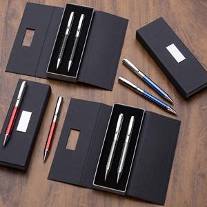 Kit caneta e lapiseira de metal em estojo papelão com placa de metal